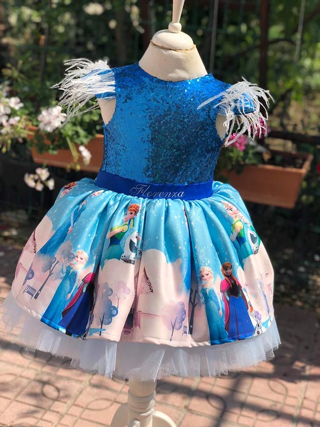 Vestito a Tema Frozen a Pailletes 2 Vestito di Elsa Frozen per bambina con dettagli in pailletes, ideale per feste a tema.