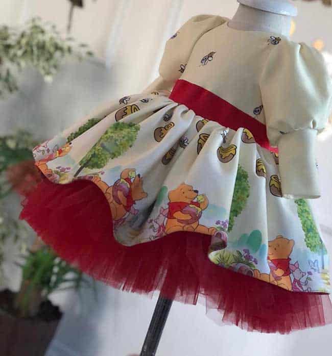 Abito Winnie The Pool: Eleganza e Divertimento Bambina 1 Fiocco posteriore dell'abito Winnie The Pool