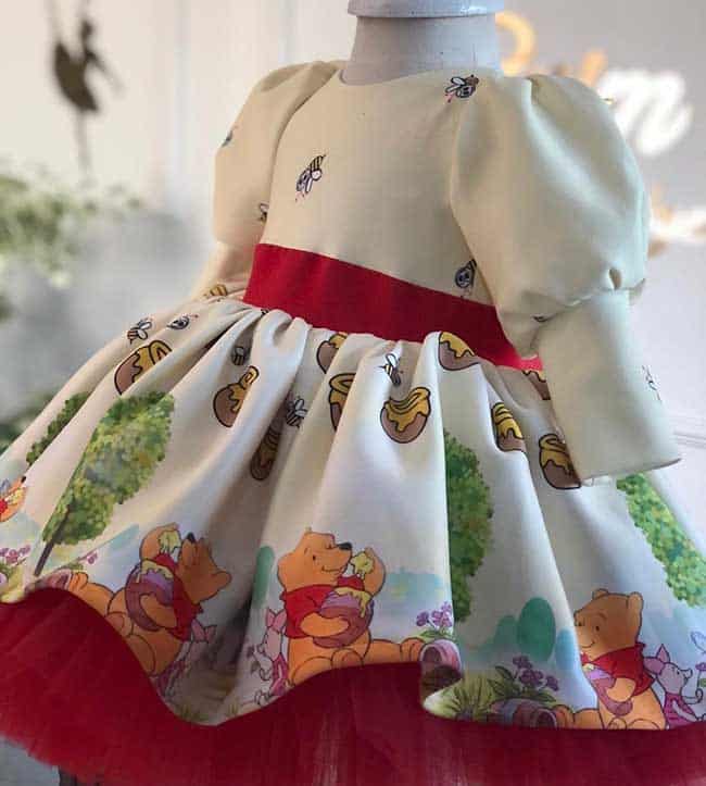Abito Winnie The Pool: Eleganza e Divertimento Bambina 2 Dettaglio del corpetto dell'abito Winnie The Pool