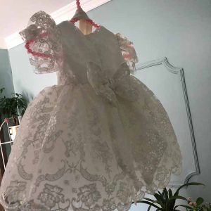 Abito battesimale per neonati in pizzo brillantato.