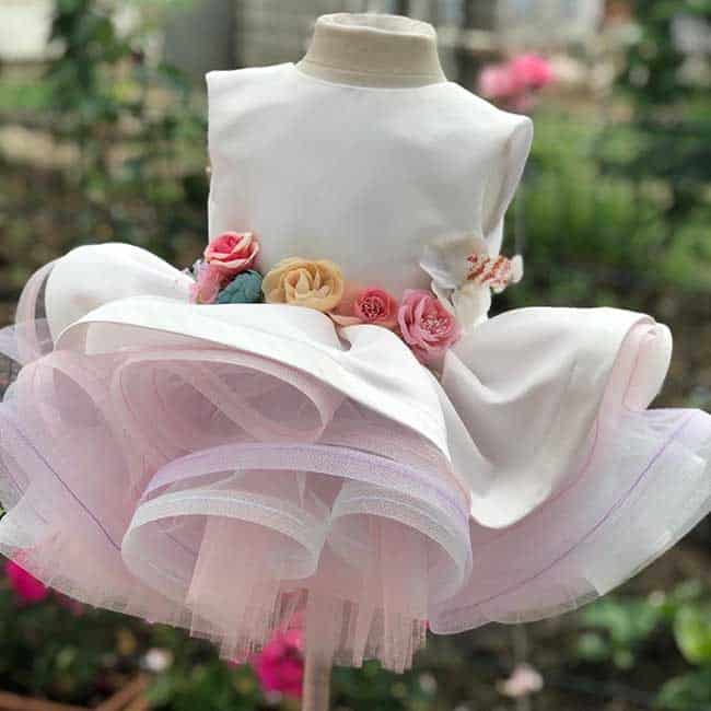 Abito da Battesimo in Raso con Balze di Tulle 6 Dettaglio della gonna a balze dell'abito da battesimo