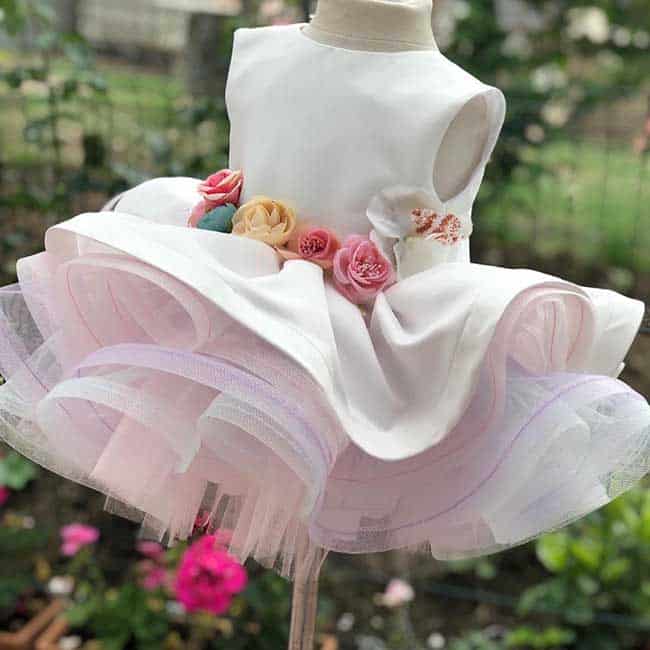 Abito da Battesimo in Raso con Balze di Tulle 1 Vista posteriore dell'abito da battesimo in raso