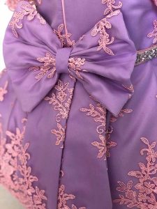 Fiocco con fiori per un tocco di raffinatezza Fiocco decorativo con fiori sul retro dell'abito