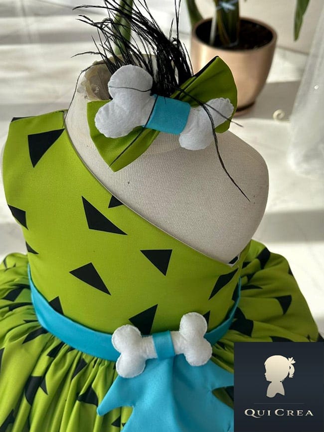 Vestito Flintstones Bambina - Abito Elegante con Accessori a Tema 2 Dettaglio accessorio per capelli con osso a tema Flintstones