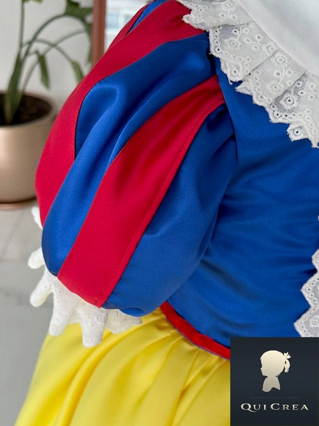 Dettaglio delle spalle del costume principessa Biancaneve bambina
