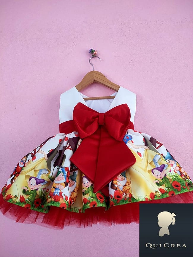 Vestito Biancaneve Personalizzato con Fiocco Rosso 3 Tessuto Alta Qualità con Stampa Biancaneve e Tulle Rosso