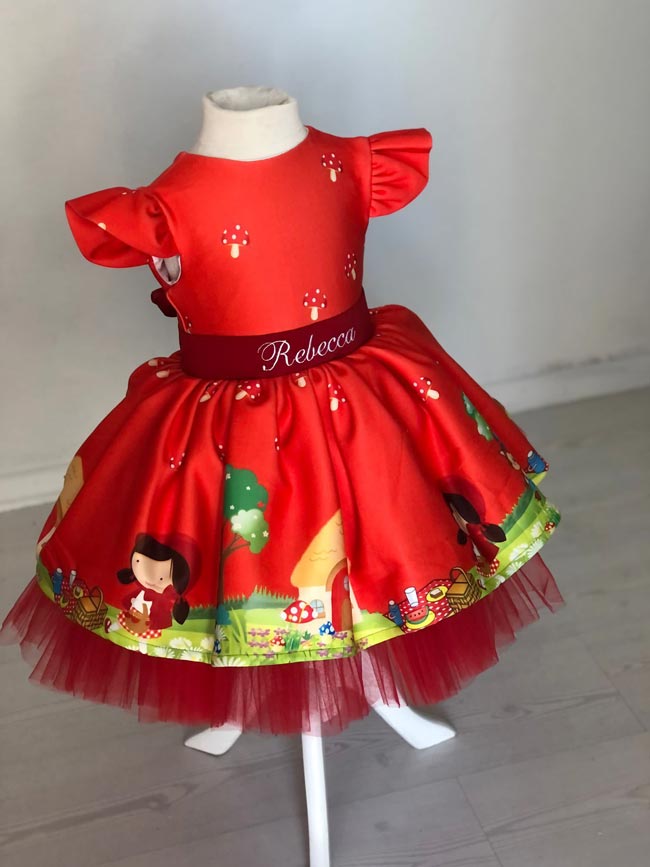 Vestito a Tema Capucetto Rosso 3 Bambina che indossa il vestito Cappuccetto Rosso con cintura personalizzata
