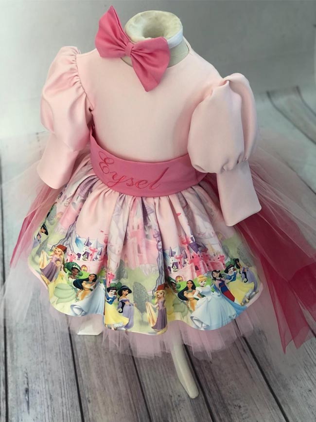 Vestito a Tema Principesse 2 Vista retro del vestito principesse rosa su misura
