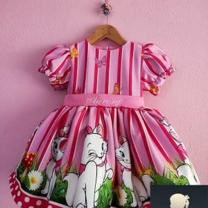 Vestito bambina Gattina Minou personalizzato con stampa rosa e gattini.