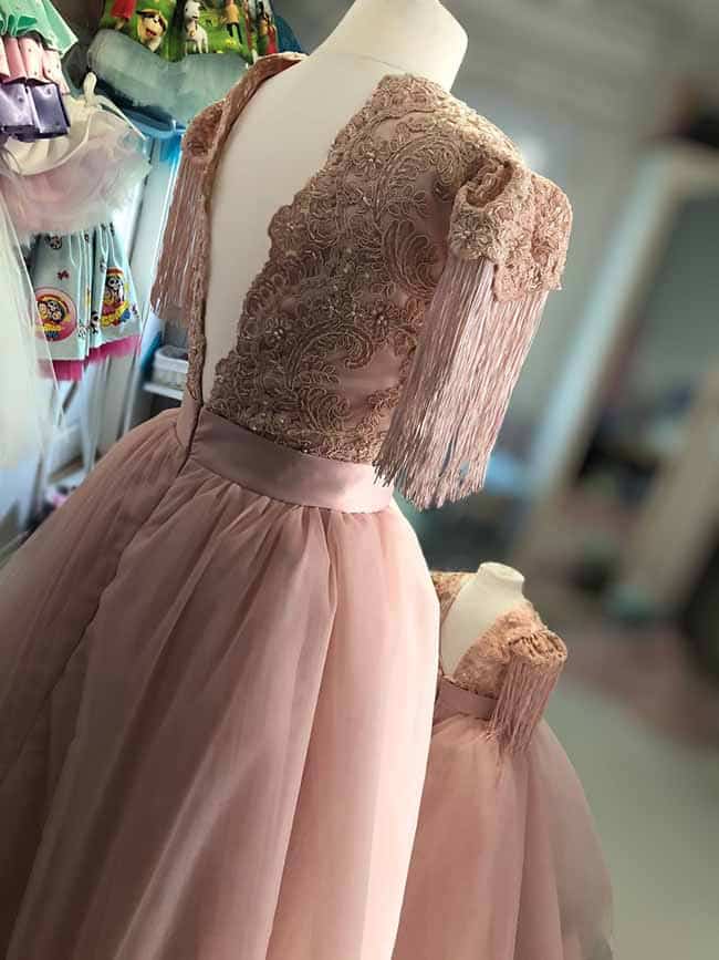 Abito da Cerimonia per Bambina 2 Frange eleganti sulle maniche dell'abito da cerimonia per bambina.
