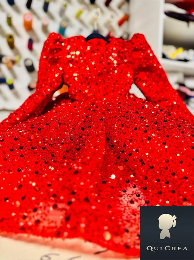 Vestito Rosso Bambina con Paillettes e Perle - Eleganza per Cerimonie e Feste 4 Dettaglio frontale del vestito rosso bambina con decorazioni di paillettes e perle.
