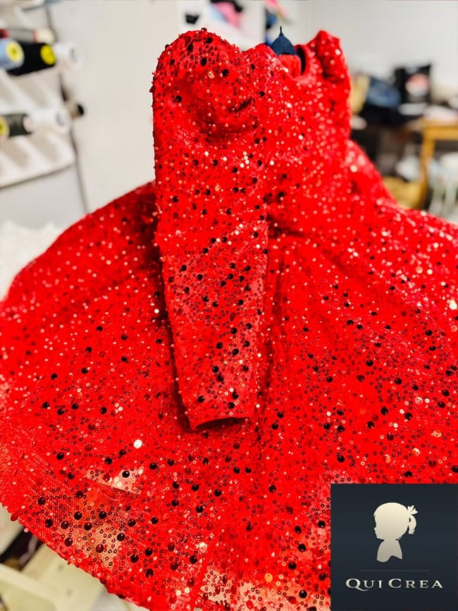 Vestito Rosso Bambina con Paillettes e Perle - Eleganza per Cerimonie e Feste 3 Vista laterale sinistra del vestito rosso bambina con paillettes e perle.