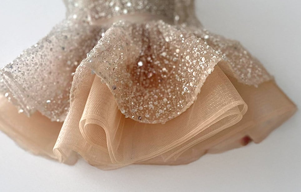 Dettagli delle perle sul vestito in tulle per bambina